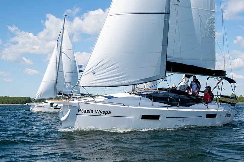 Maxus 34 na jeziorze